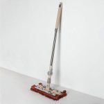 Швабра для мытья пола плоская, телескопическая ручка 94-121 см, насадка микрофибра букли 33x13 см, цвет бежево-коричневый